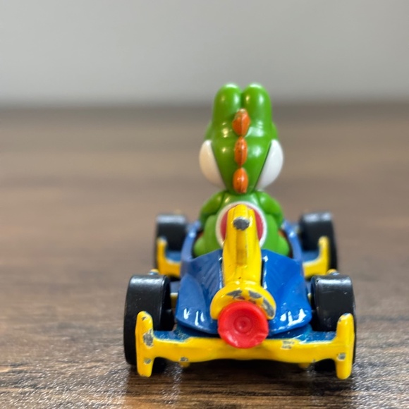 Nintendo HOT WHEELS 2018 Mario Bros Kart GREEN YOSHI Diecast Standard Kart Car - Picture 2 of 8